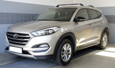 Hyundai Tucson III -montage van een dakkoffer Ovalbar Modula CS