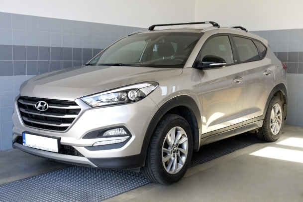 Hyundai Tucson III -montage van een dakkoffer Ovalbar Modula CS