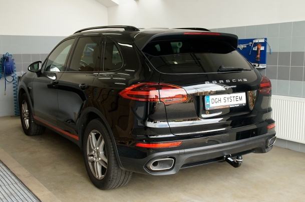 Porsche Cayenne , modèle à partir de 2010 - montage d'attelage (Westfalia) + codage faisceau