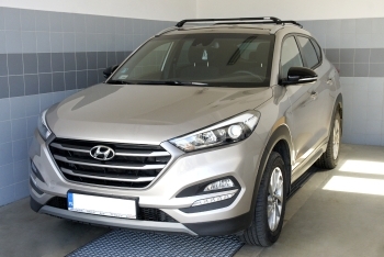 Hyundai Tucson III -montage van een dakkoffer Ovalbar Modula CS