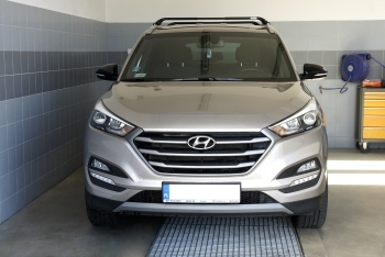 Hyundai Tucson III -montage van een dakkoffer Ovalbar Modula CS