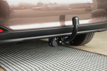 Fiat Tipo berlina (5 porte) del 2015 - installazione gancio traino (AUTO-HAK)