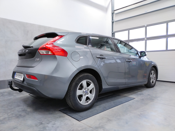 Volvo V40 II Hatchback od 2012 - montaż haka holowniczego i wiązki elektrycznej