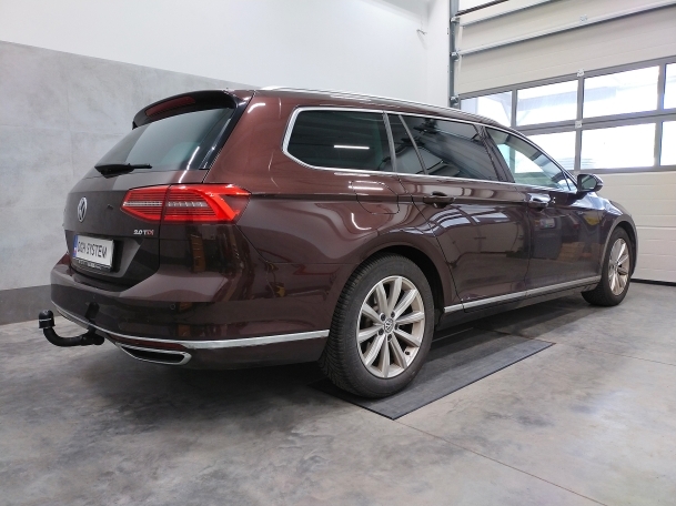 VW Passat (B8) Variant - montaż haka holowniczego i wiązki elektrycznej