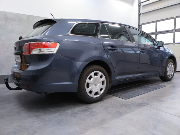 Toyota Avensis T27 III Kombi 2009-2018 - montaż haka holowniczego i wiązki elektrycznej