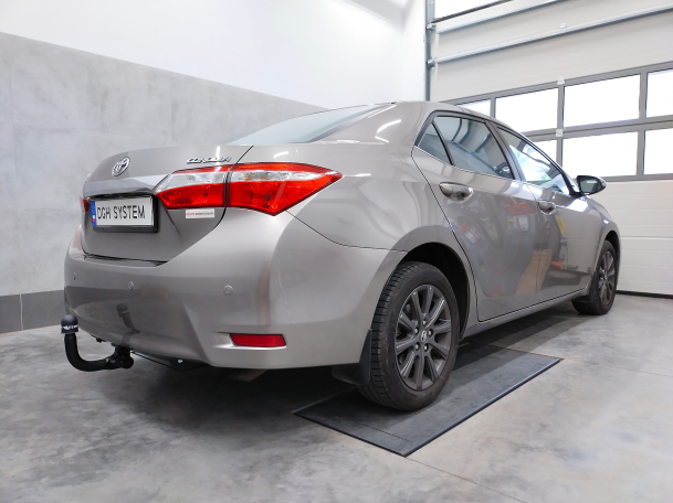Toyota Corolla E18 Sedan 2013-2019 - montaż haka holowniczego i wiązki elektrycznej