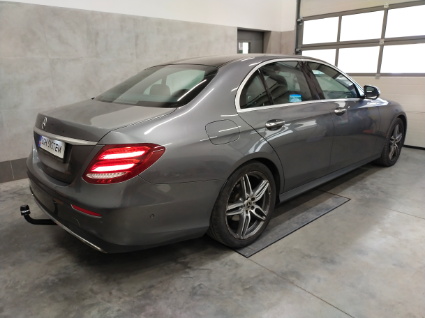 Mercedes-Benz Klasa E W213 Sedan - montaż haka holowniczego i wiązki elektrycznej