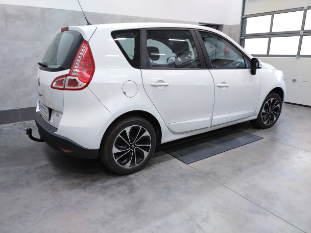 Renault Scenic III 2009-2016 - montaż haka holowniczego i wiązki elektrycznej