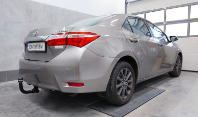 Toyota Corolla E18 Sedan 2013-2019 - montaż haka holowniczego i wiązki elektrycznej