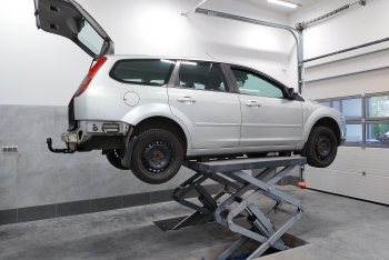 Ford Focus II Kombi 2005-2008 - montaż haka holowniczego i wiązki elektrycznej