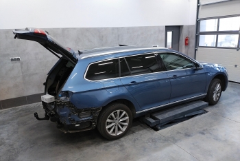 VW Passat (B8) Kombi od 2014 - montaż haka holowniczego i wiązki elektrycznej